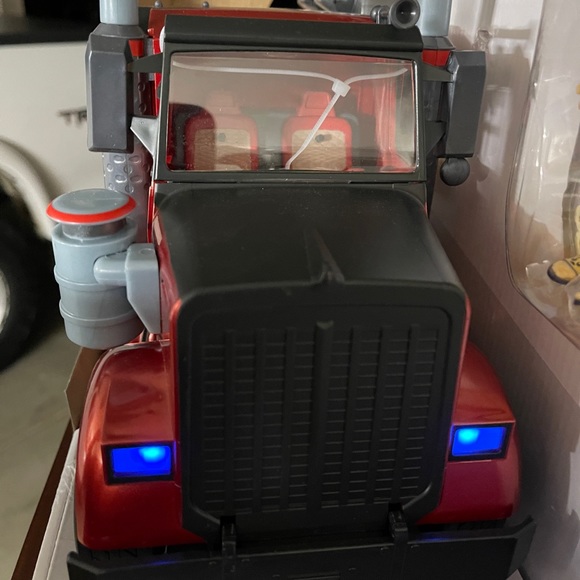 Fortnite Deluxe MudFlap RC Semi-Truck - Picture 6 of 11